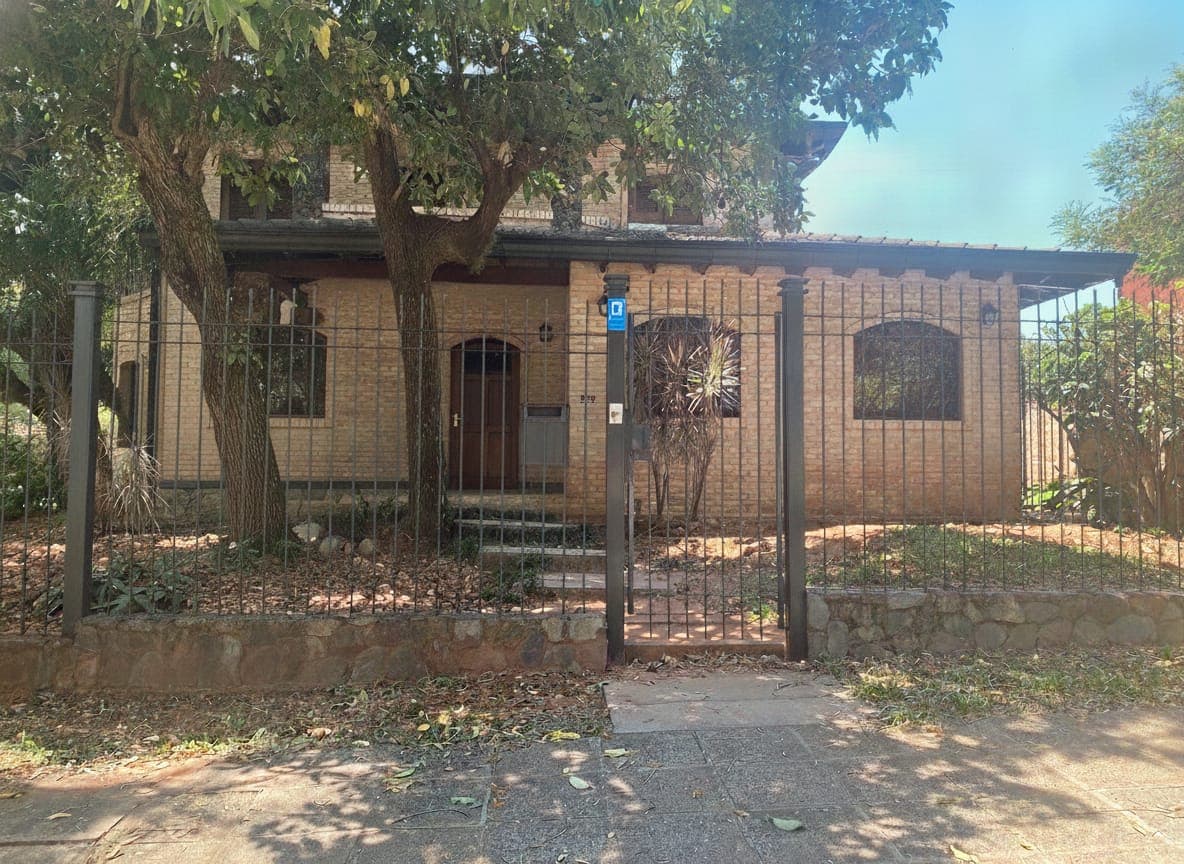 Casa de 5 dormitorios en Lambaré